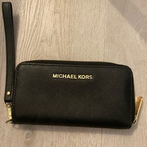 MICHAEL KORS LEATHER CONTINENTAL WRISTLET